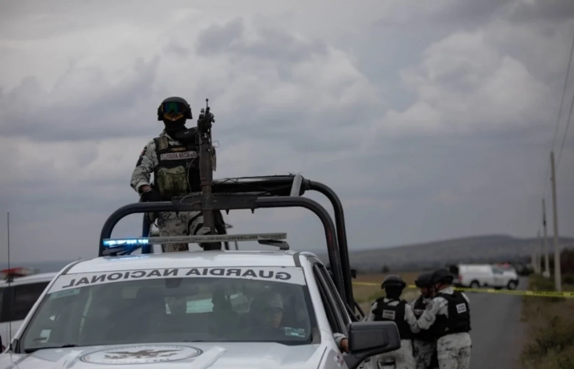 Bloqueos con vehículos incendiados paralizan carreteras en Zacatecas