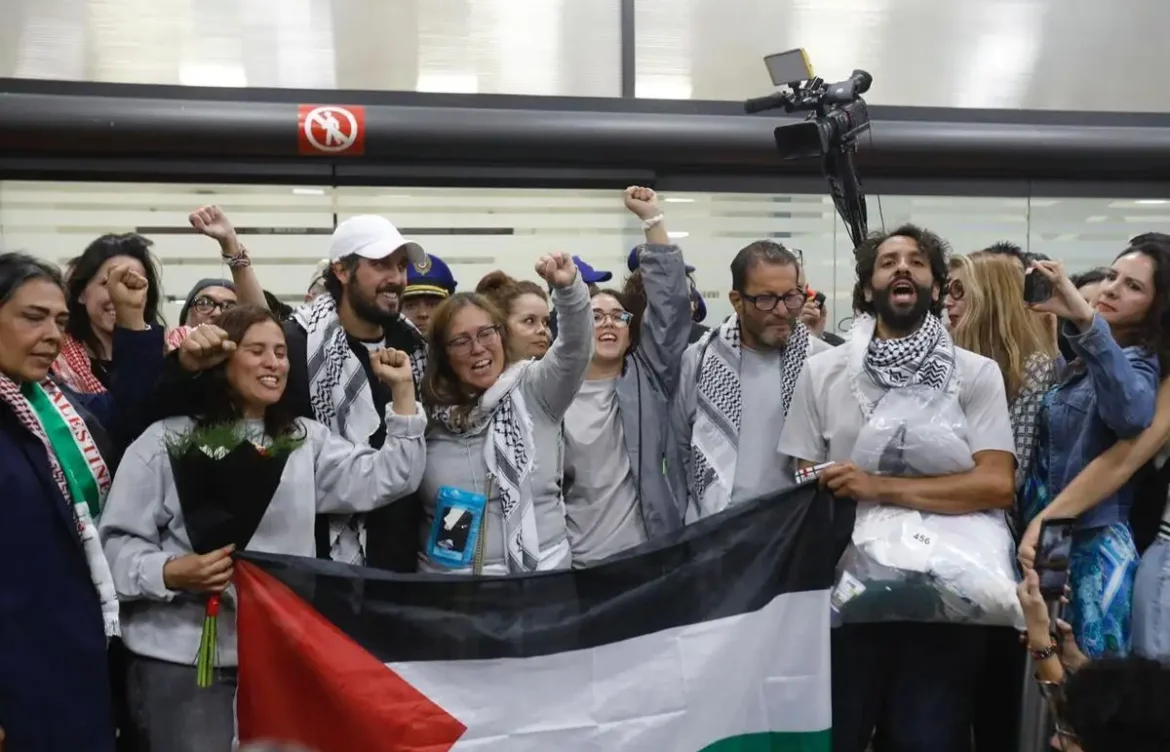 México recibe a los seis activistas que participaron en la Flotilla Global Sumud