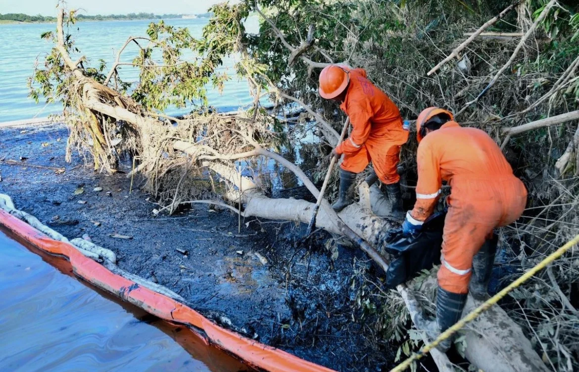 Pemex logra recuperar más de 1.6 millones de litros de hidrocarburo tras derrame en Veracruz