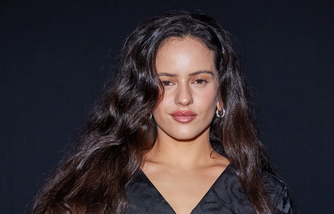 Rosalía sorprende cantando ópera en alemán con su nuevo sencillo “Berghain”