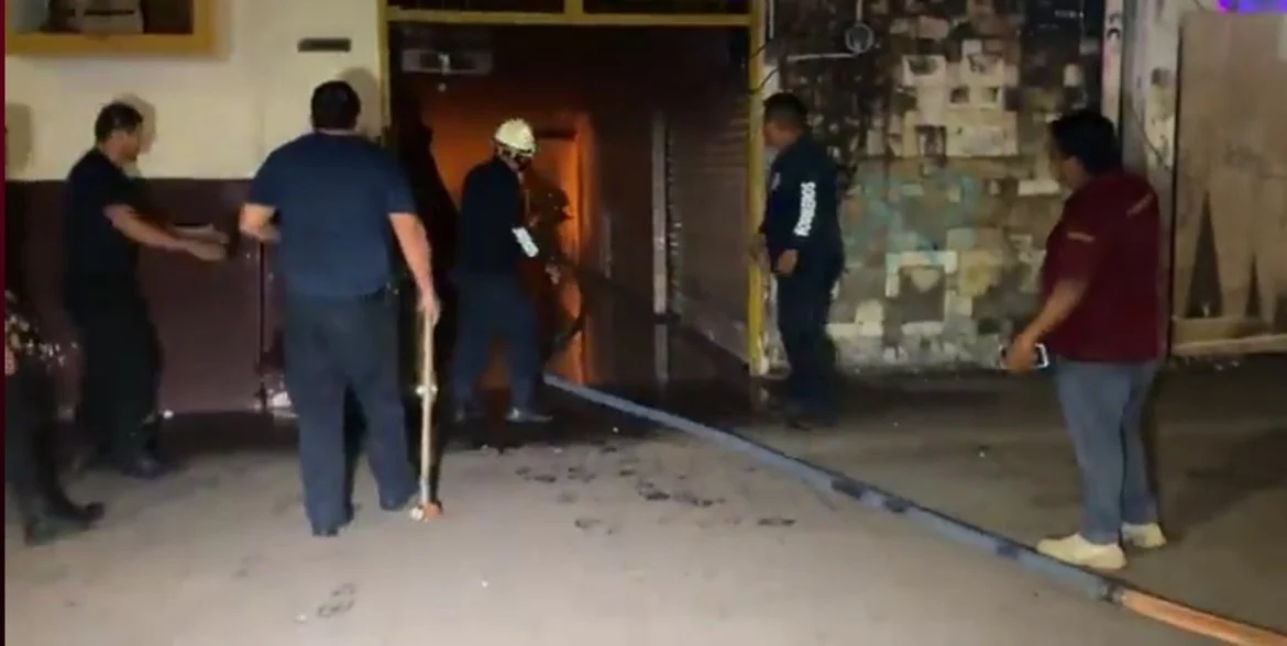 Incendio destruye más de 100 locales del mercado Juan Escutia en Tepic