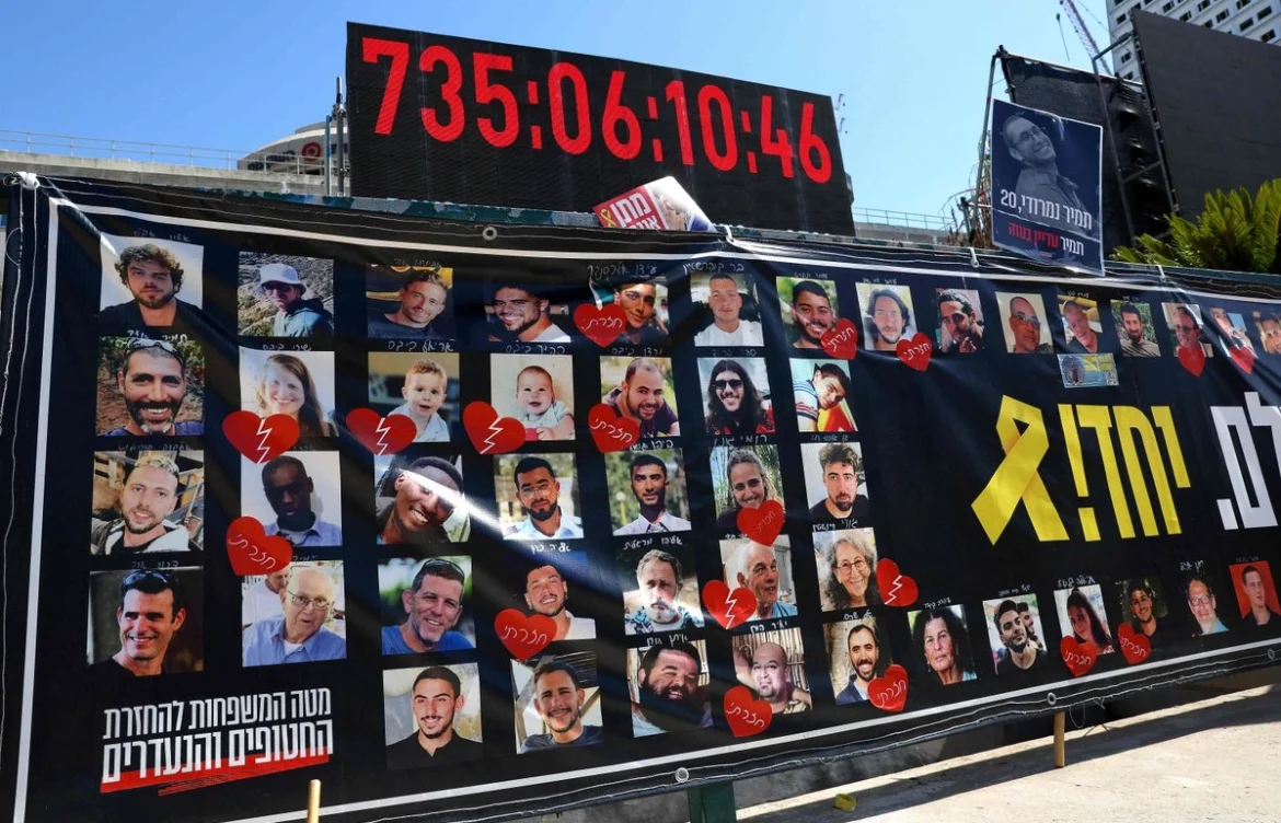 Israel traslada presos palestinos como parte del canje por rehenes