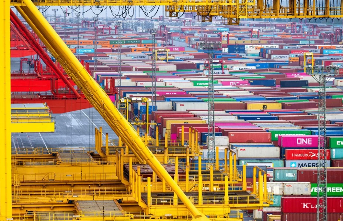 Trump considera aumento masivo de aranceles a importaciones chinas