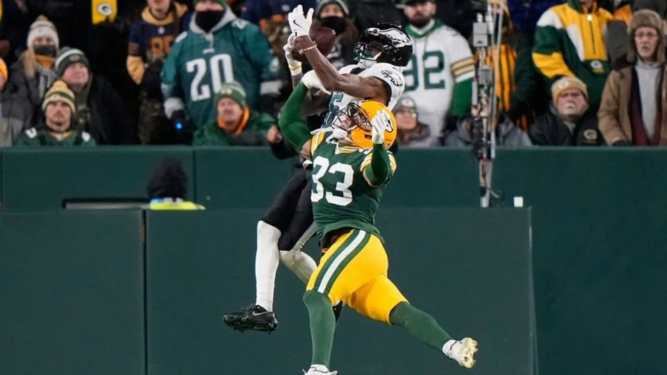 DeVonta Smith brilla con una recepción clave y da el triunfo a los Eagles sobre los Packers