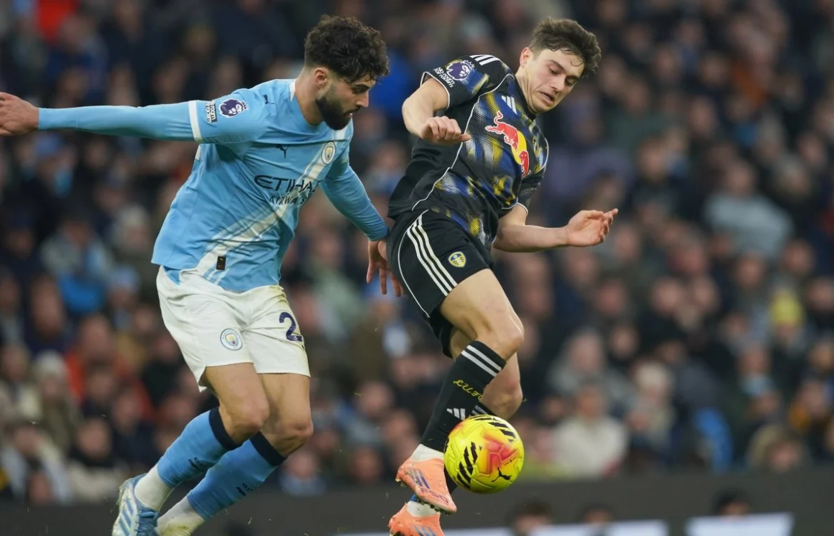 Manchester City sufre, pero vence a Leeds United y escala al segundo lugar de la Premier