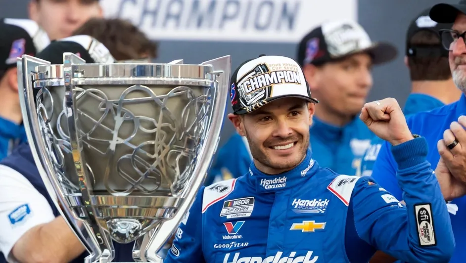 Kyle Larson conquista nuevamente la NASCAR Cup Series