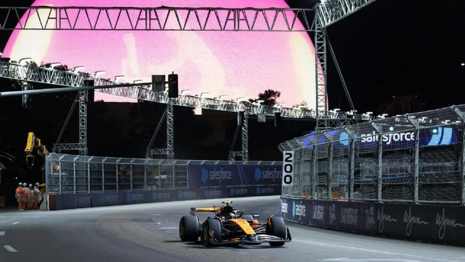 Entrenamientos en Las Vegas: Norris y Leclerc dominan, pero la sesión se complica con coladeras sueltas