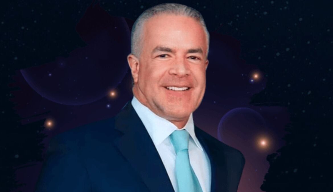 Presidente de Miss Universo niega amaños y exhibe mensajes que respaldan su versión