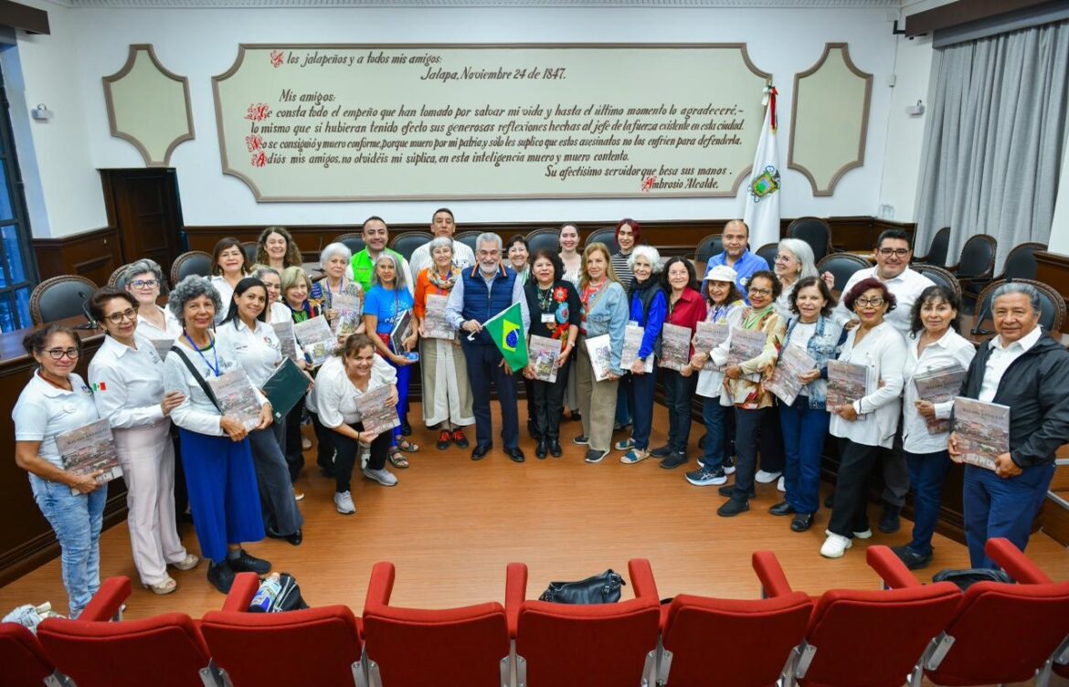 Recibe Alberto Islas a turistas brasileños en Xalapa