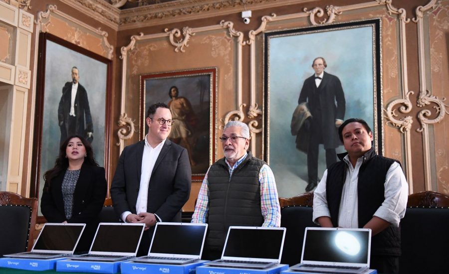 Entrega Alberto Islas equipo de cómputo al Colegio Preparatorio de Xalapa