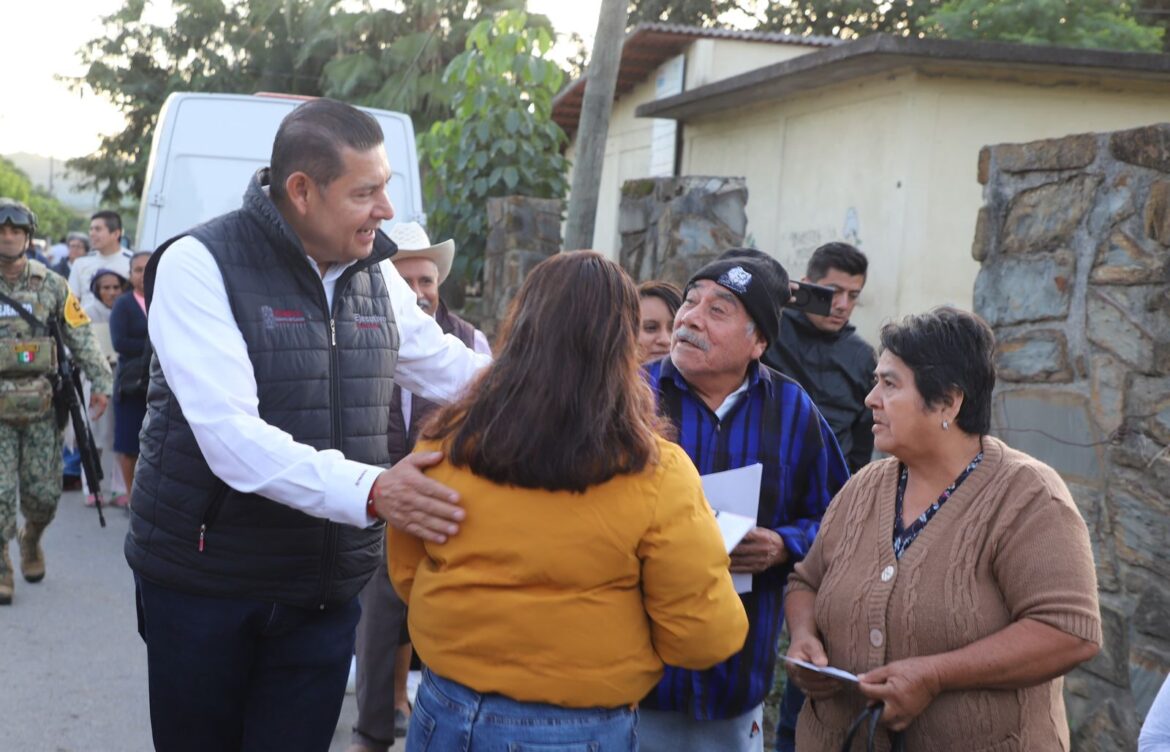 Alejandro Armenta supervisa entrega de apoyos en El Carrizal