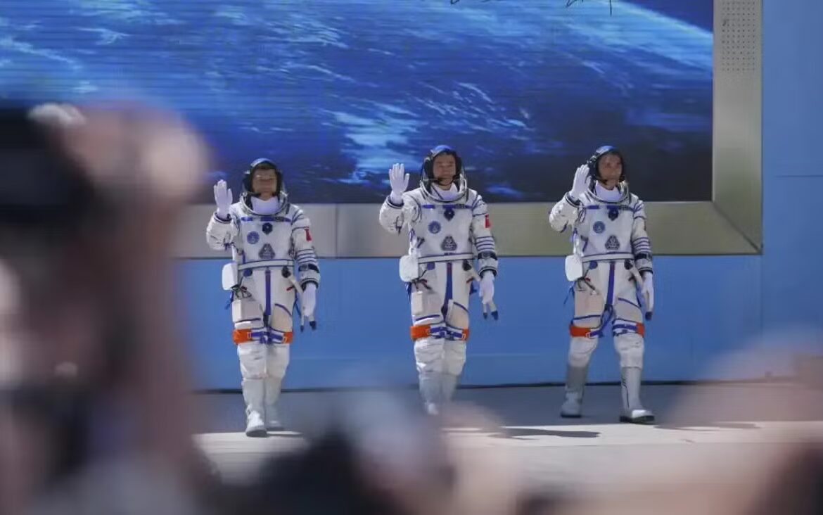 Astronautas chinos varados en el espacio sin fecha de regreso tras chocar su nave