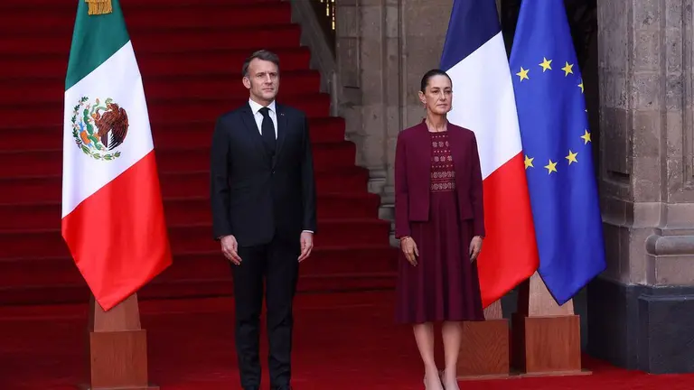 Emmanuel Macron es recibido por la presidenta Claudia Sheinbaum en el Palacio Nacional