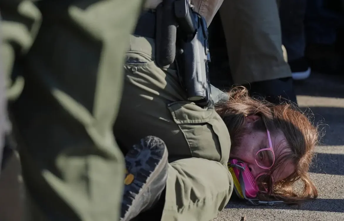 Policía estatal reprime protesta de líderes religiosos en Chicago por políticas antimigrantes