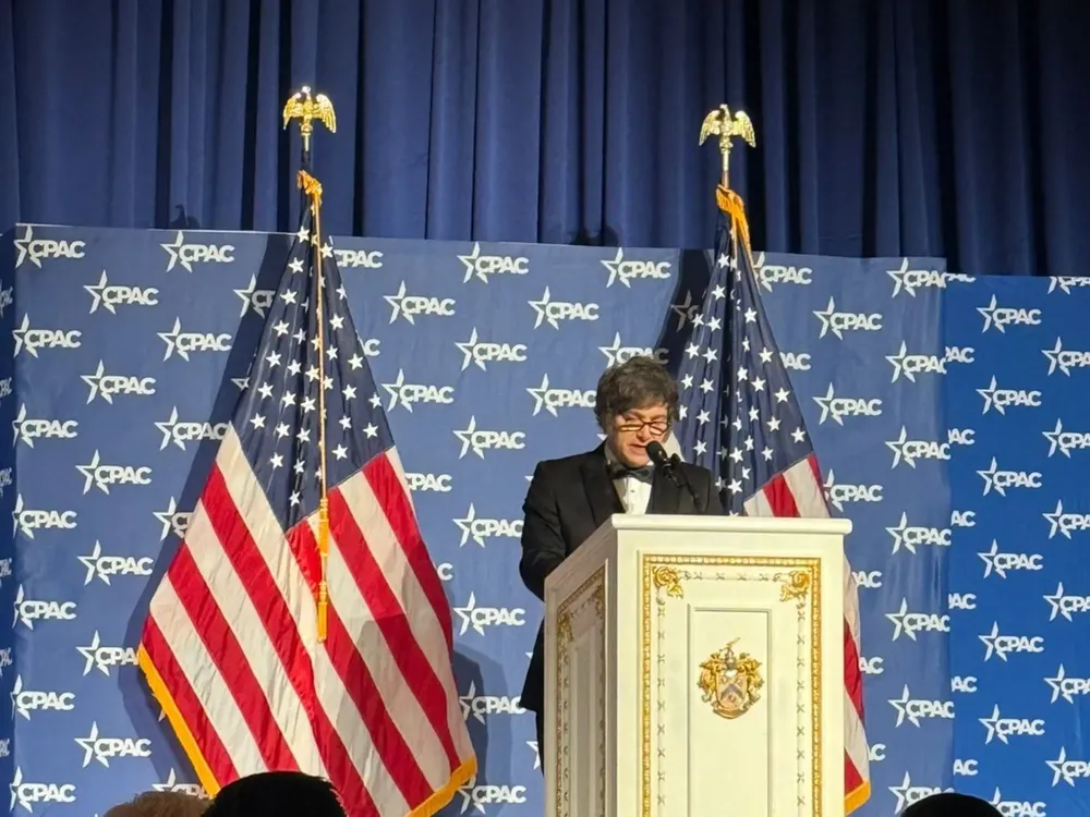 Milei cierra discurso en mansión de Trump bailando “YMCA” y desata burlas