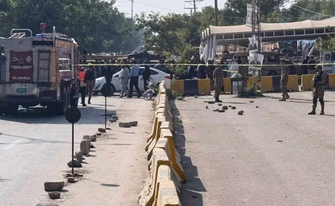 Ataque suicida deja al menos 12 muertos y 27 heridos ante sede judicial en Pakistán