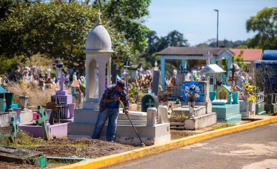 Realiza Ayuntamiento de Xalapa acciones de limpieza en panteones municipales