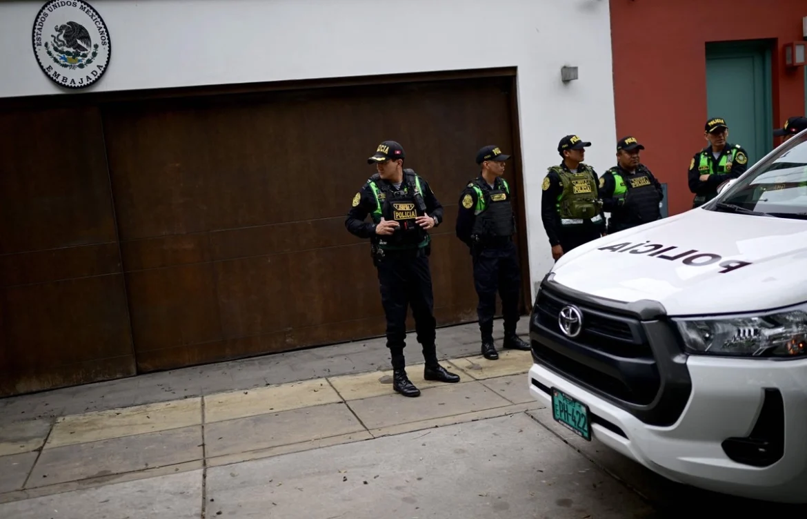 Policía del Perú descarta irrupción a la embajada de México pero refuerza el asedio