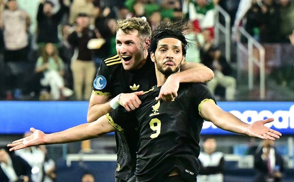 Raúl Jiménez recibe el premio al Mejor Gol del Año de la Concacaf 2025