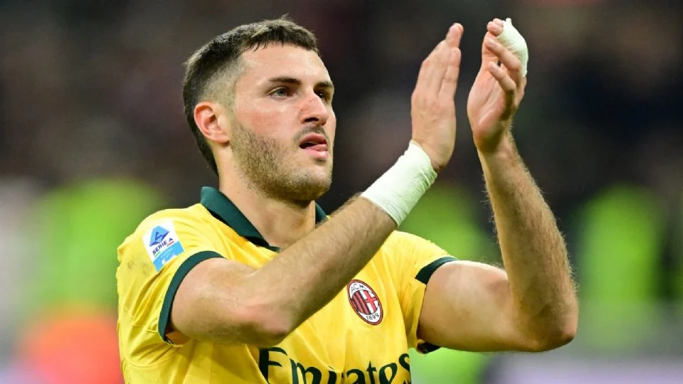 Santiago Giménez anuncia pausa por lesión en el tobillo