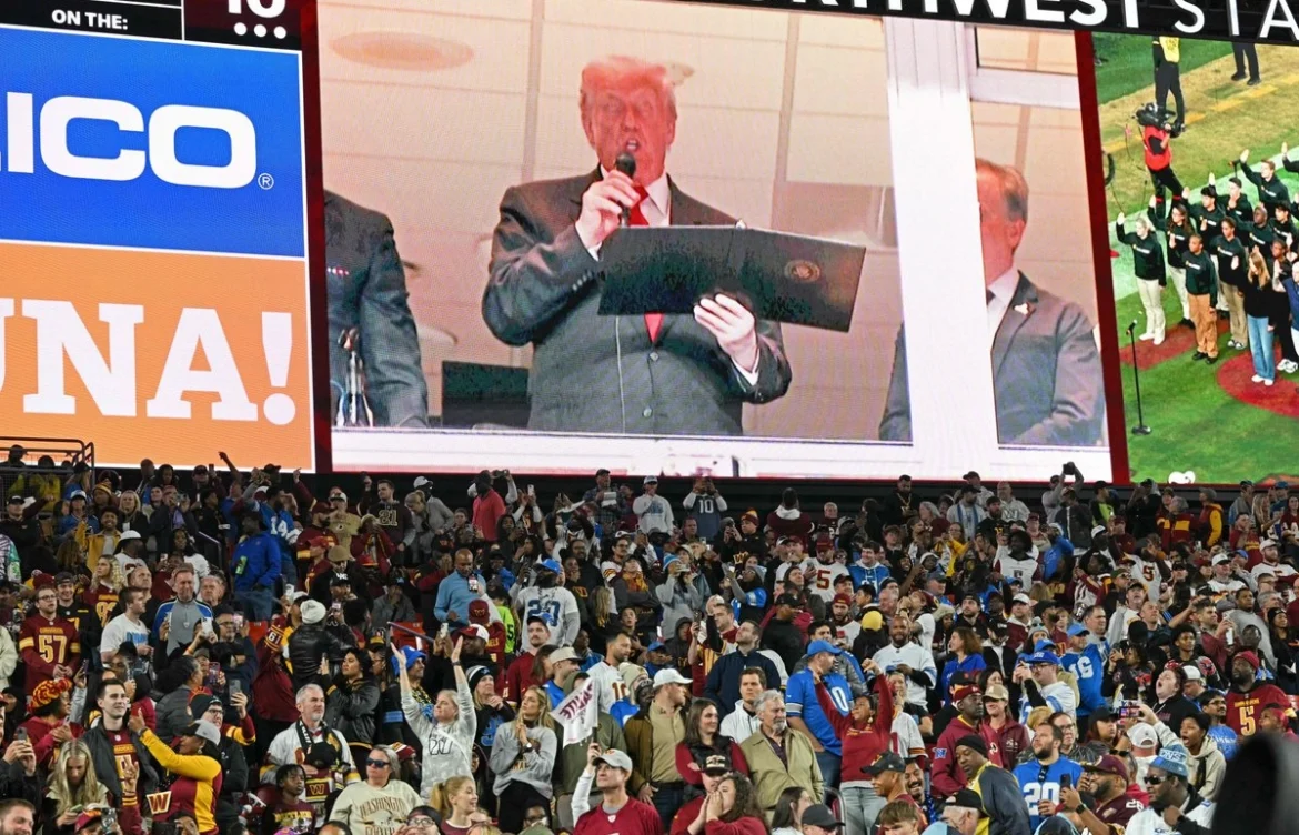 Abuchean a Donald Trump durante partido de la NFL