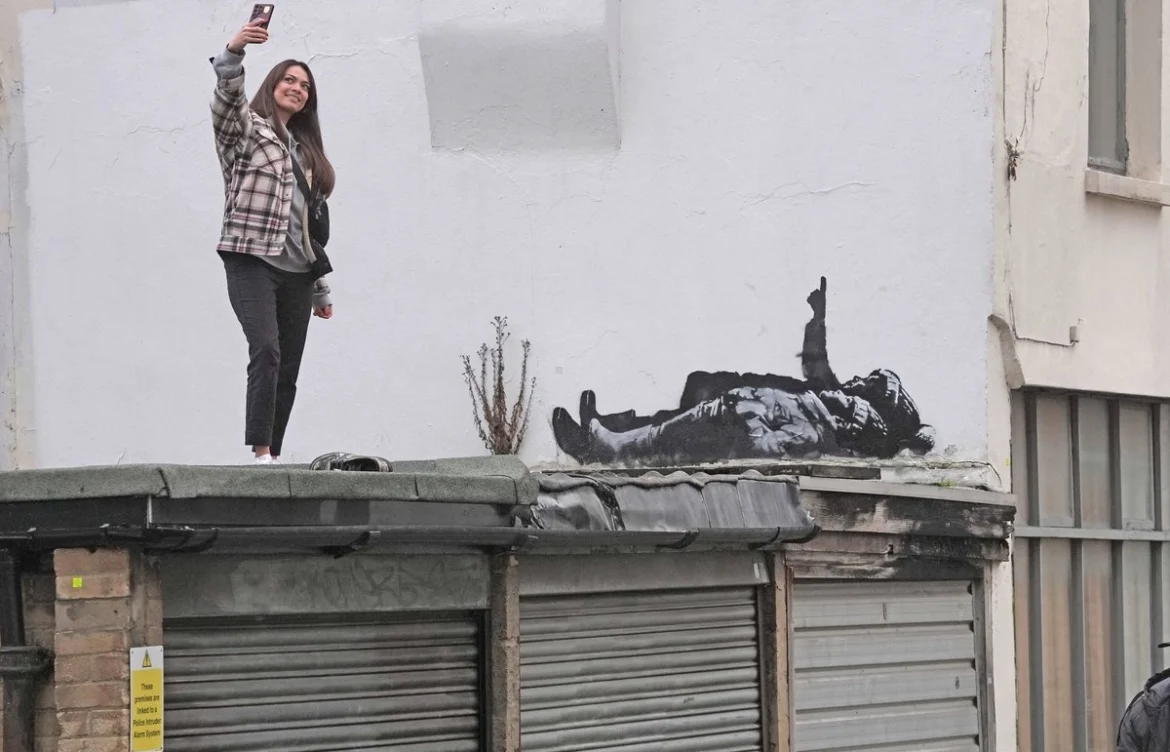 Aparece nuevo mural de Banksy en el centro de Londres