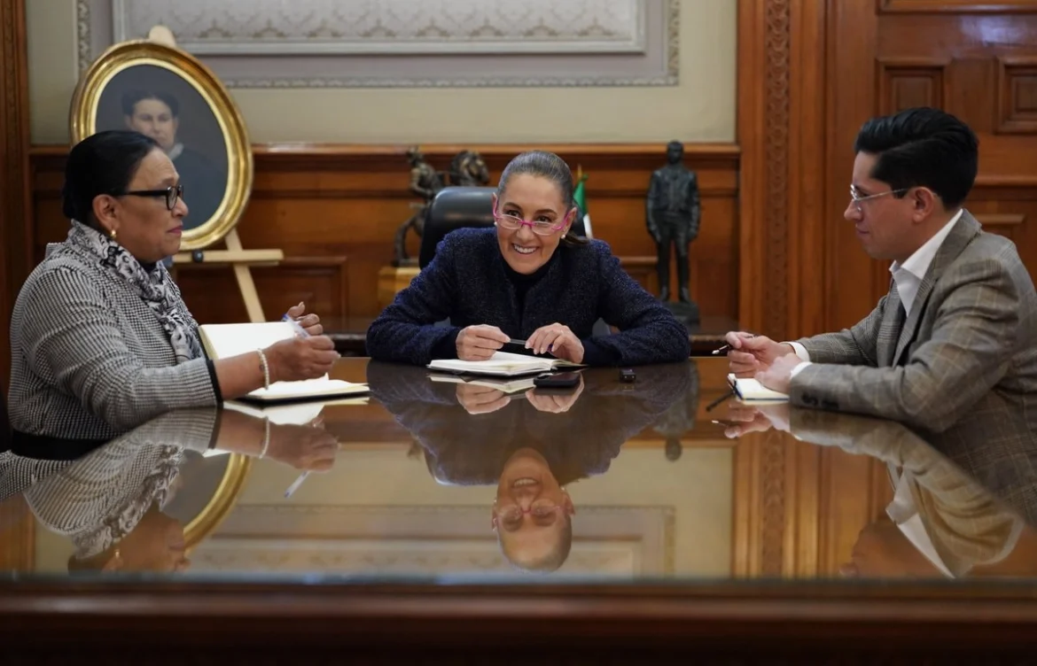 Sheinbaum conversa con el papa León XIV y lo invita a visitar México