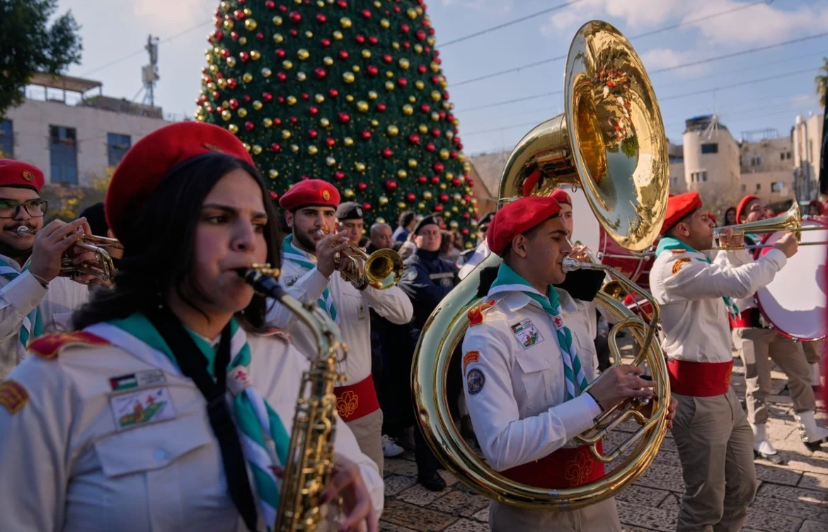 Miles acuden a Belén a revivir el espíritu navideño tras dos años de guerra