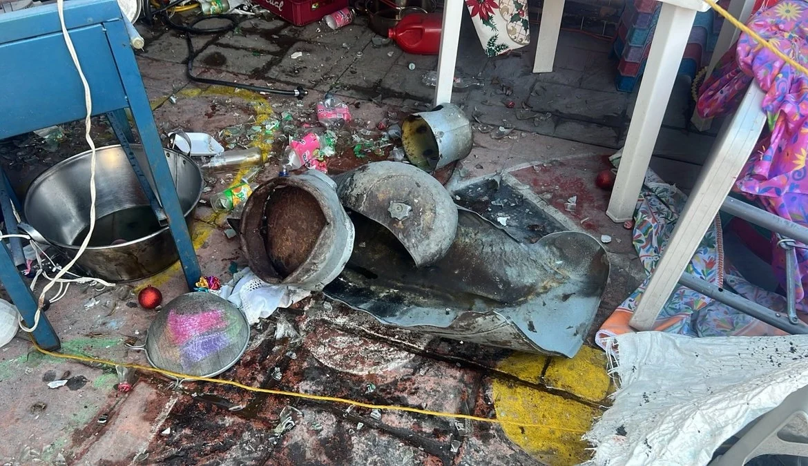 Reportan 15 personas quemadas tras explosión de gas en bazar navideño del Estado de México