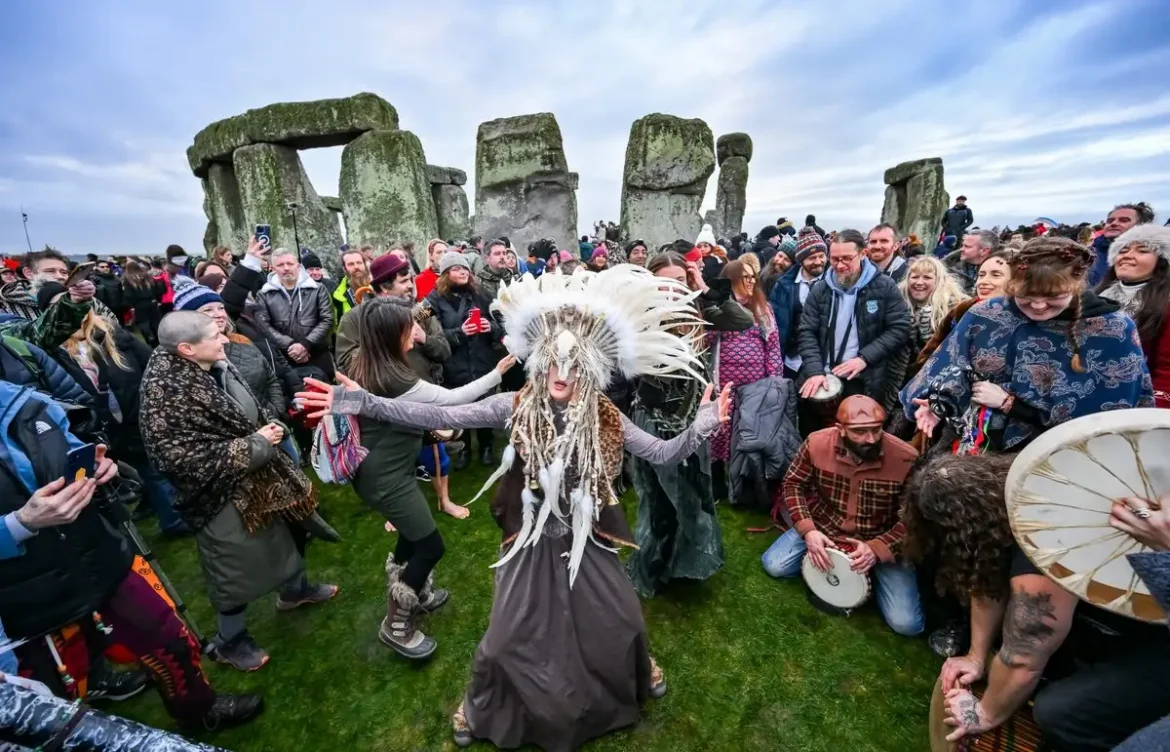 Solsticio de invierno transforma Stonehenge en una celebración espiritual milenaria